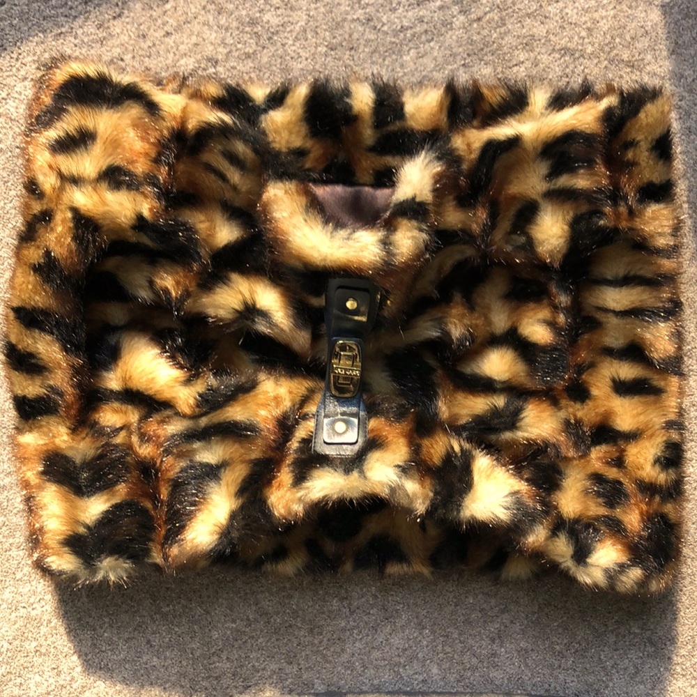 NWOT :) Faux Leopard print fur neck warmer